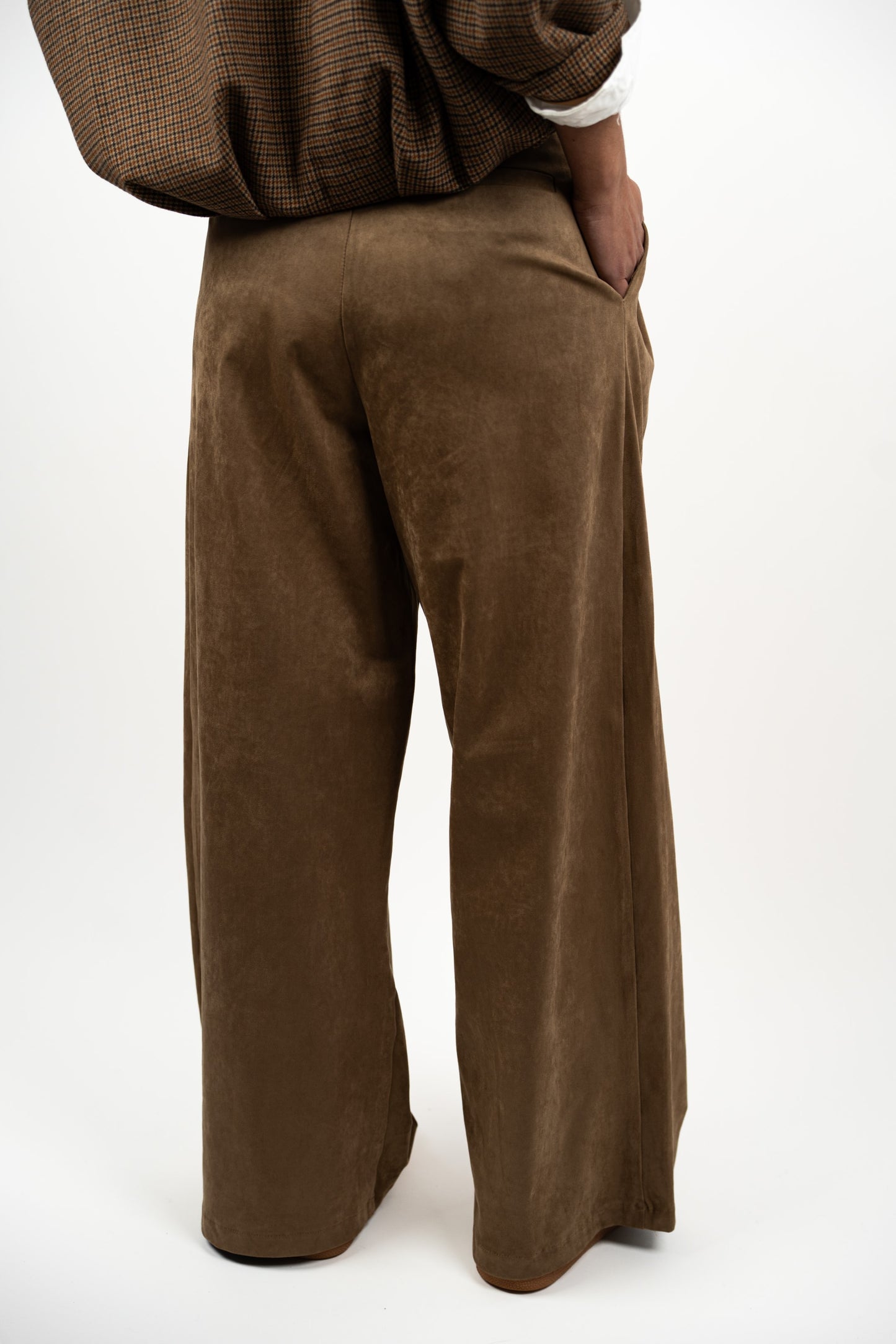 Spodnie dopasowane ze skóry brzoskwiniowej.