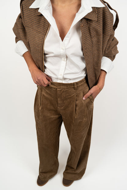 Spodnie dopasowane ze skóry brzoskwiniowej.