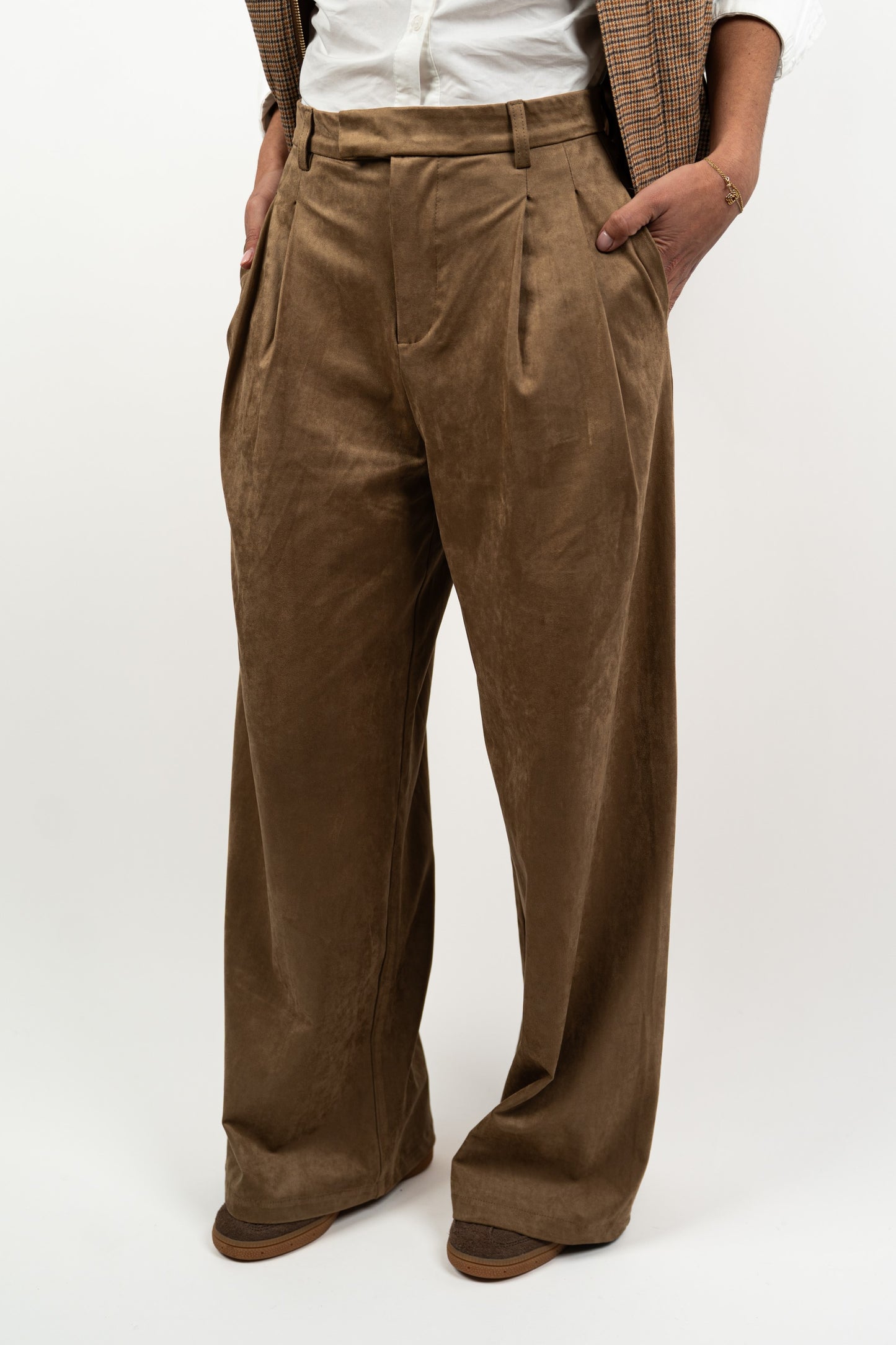 Spodnie dopasowane ze skóry brzoskwiniowej.