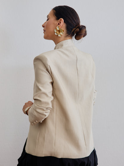Beigefarbener Rüschenblazer