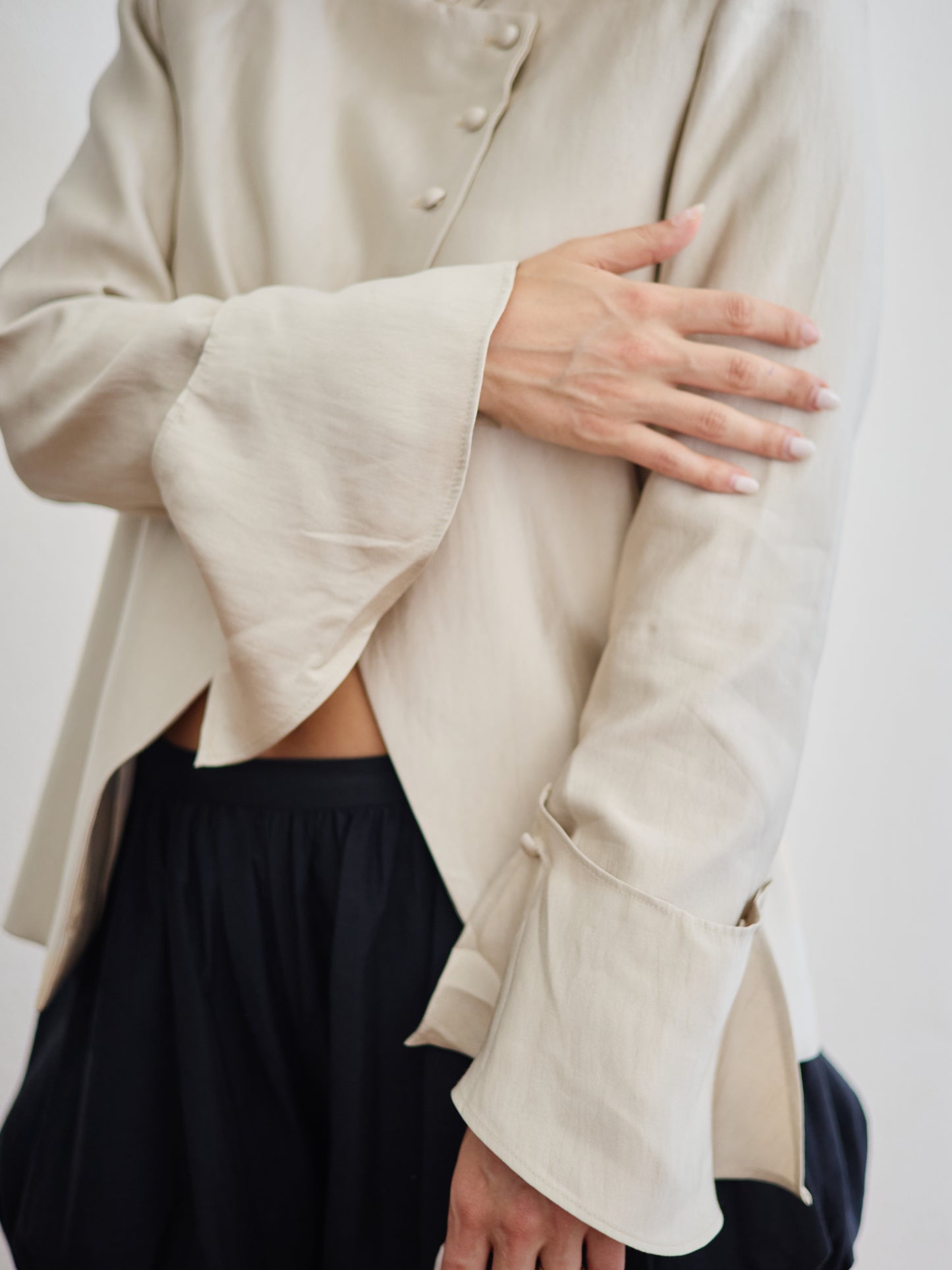 Beigefarbener Rüschenblazer