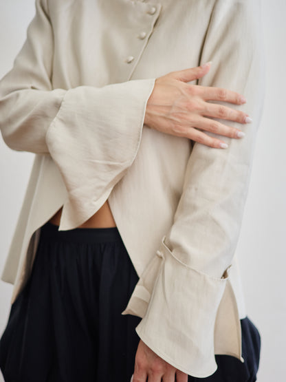 Beigefarbener Rüschenblazer