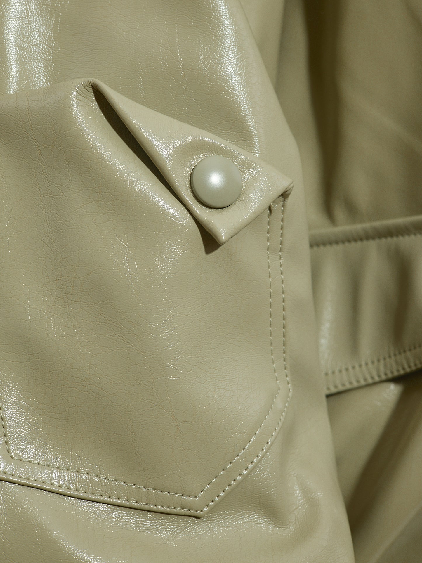 Пастельно-зелений вініловий бомбер