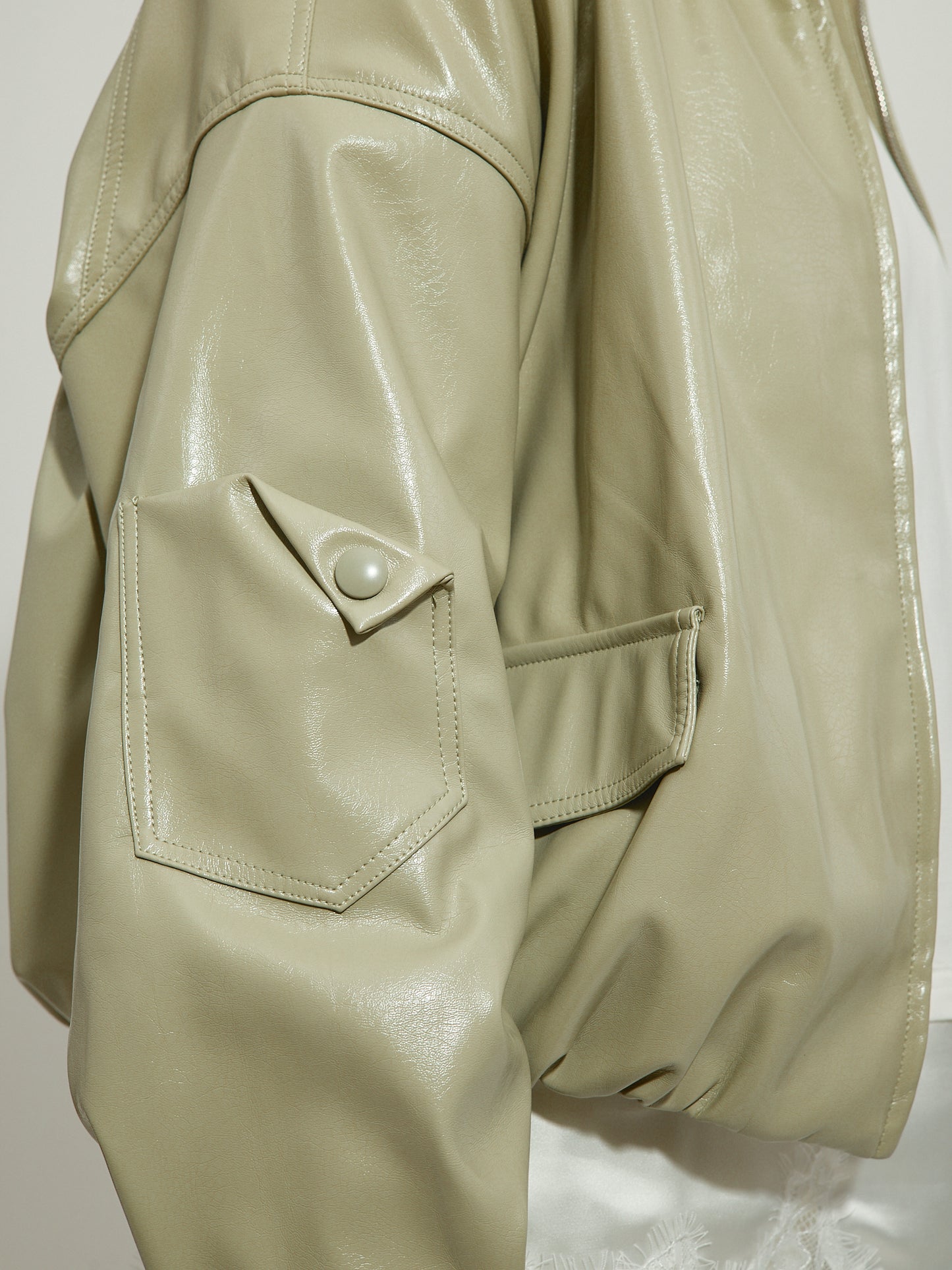 Пастельно-зелений вініловий бомбер