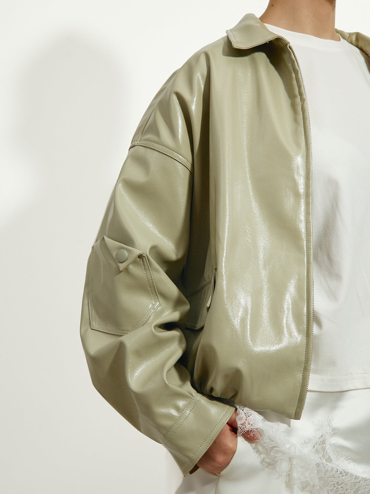 Пастельно-зелений вініловий бомбер