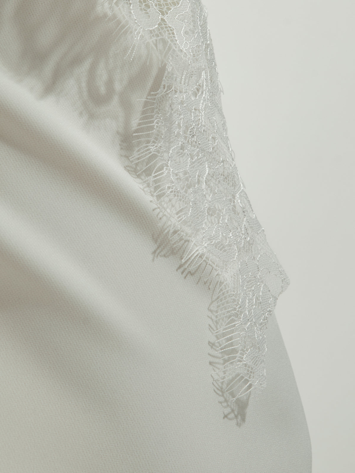 Camiseta blanca con detalle de encaje