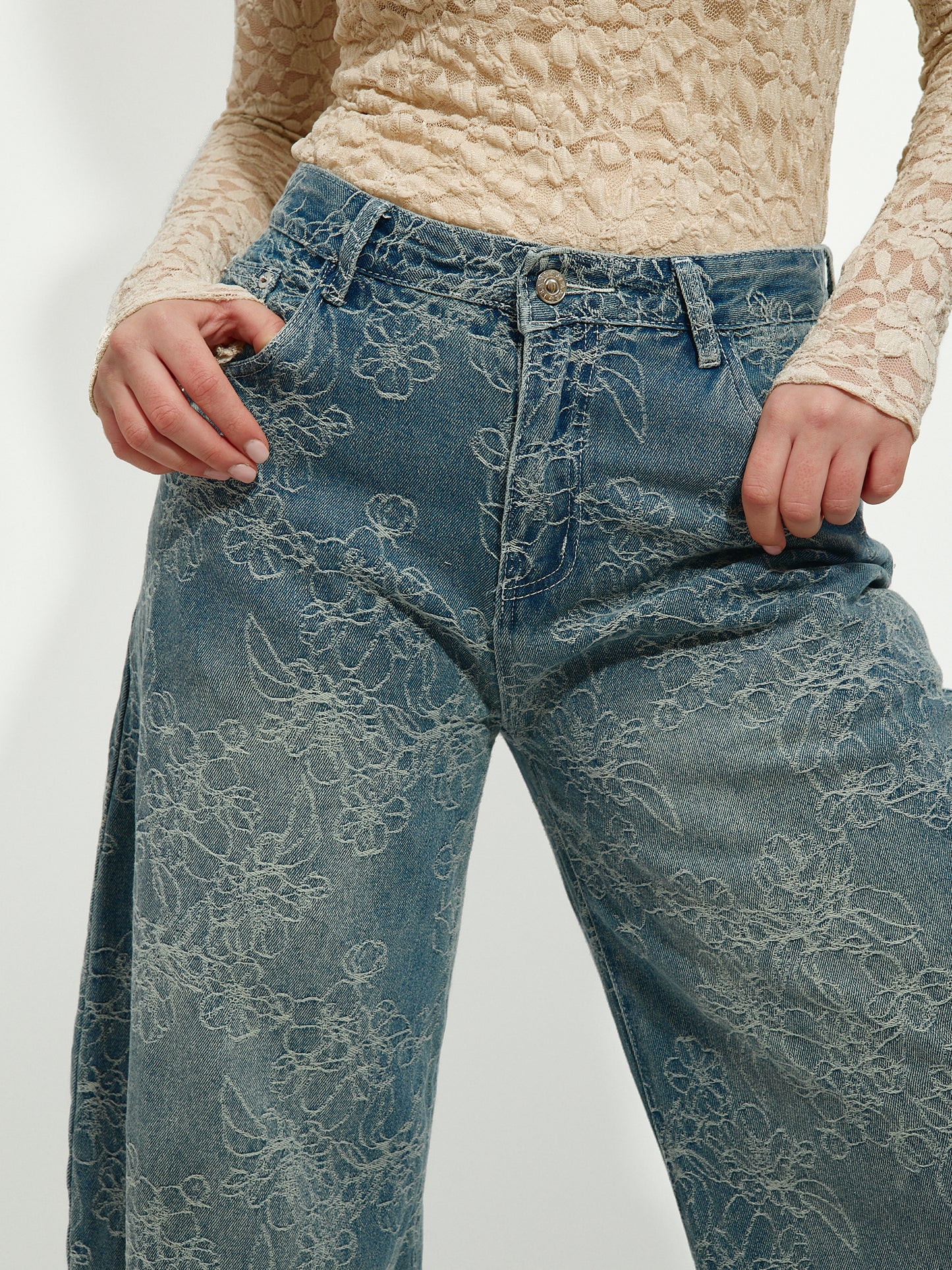 Jeans a palloncino con fiori cuciti