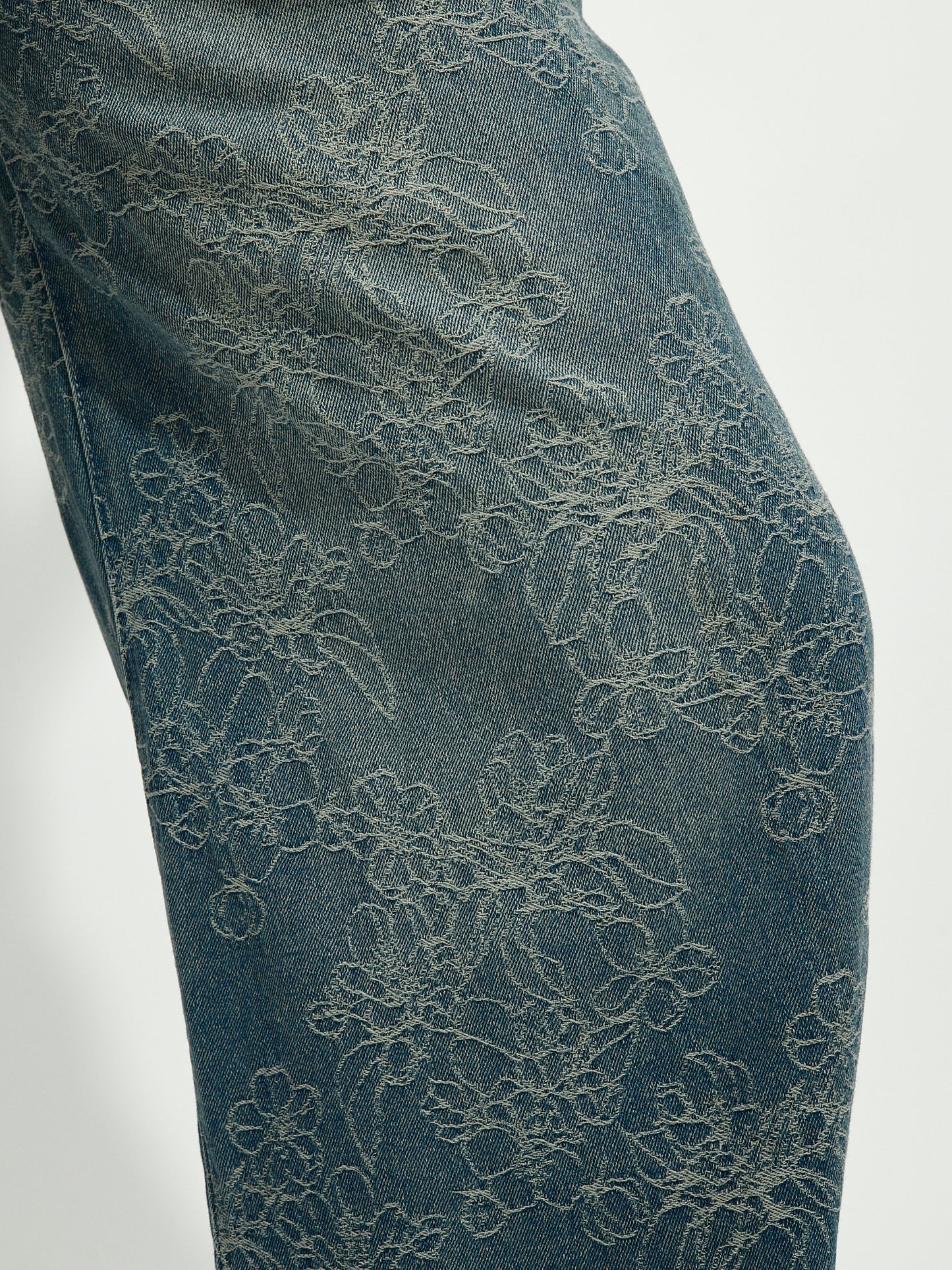 Jeans a palloncino con fiori cuciti