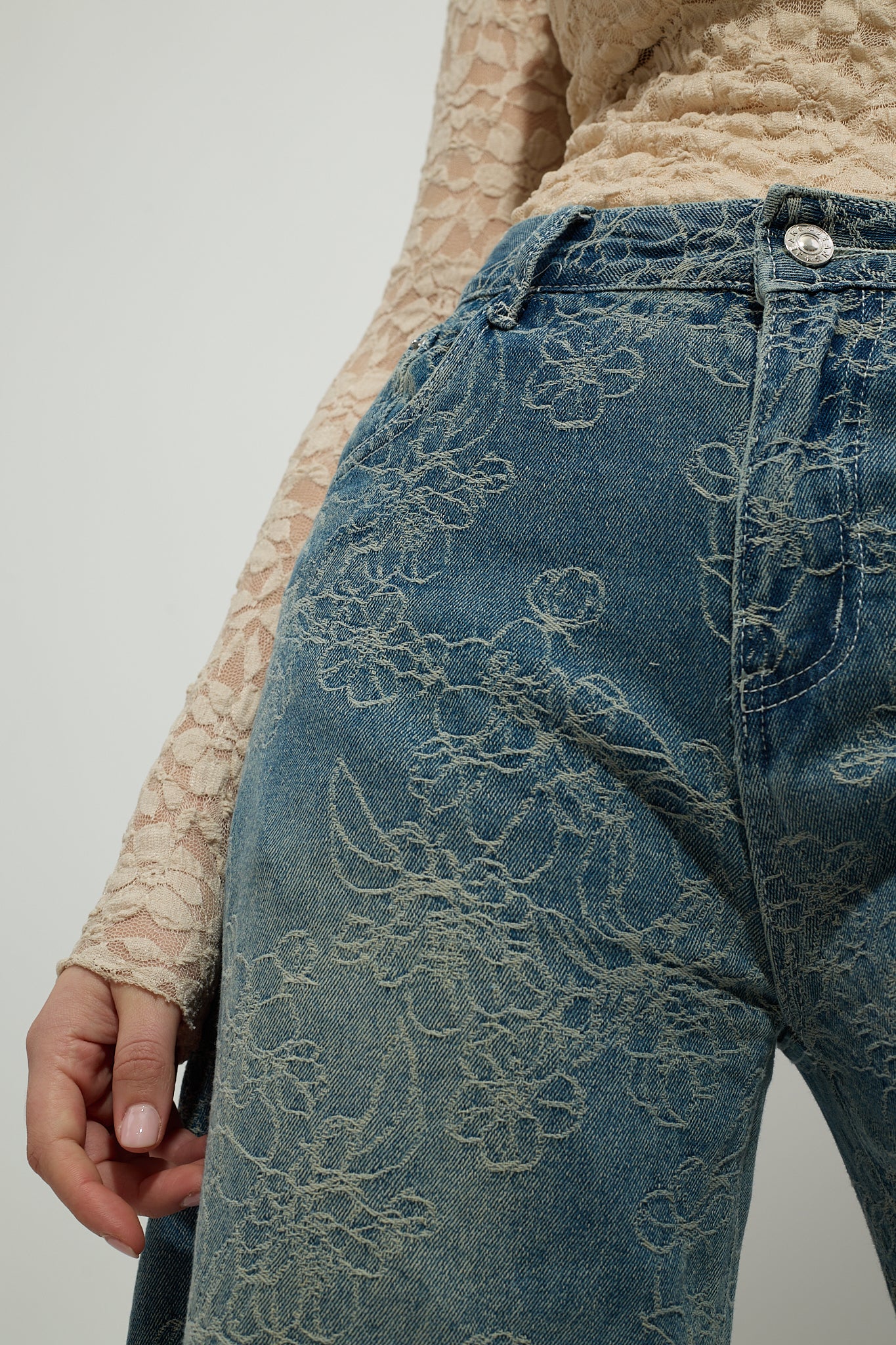 Jeans a palloncino con fiori cuciti