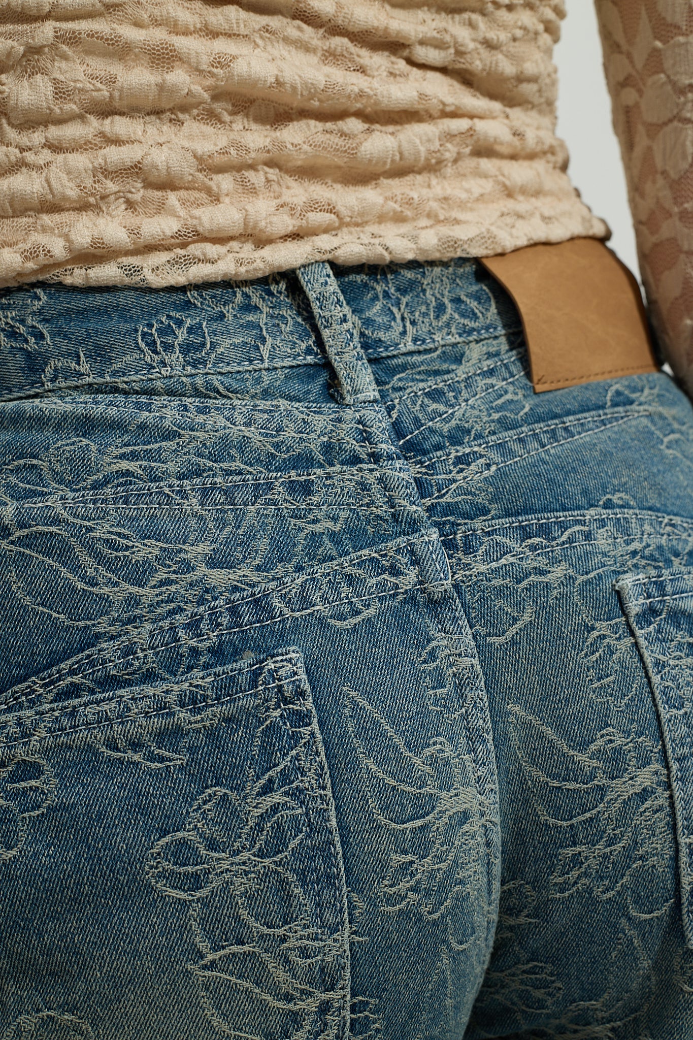 Jeans a palloncino con fiori cuciti