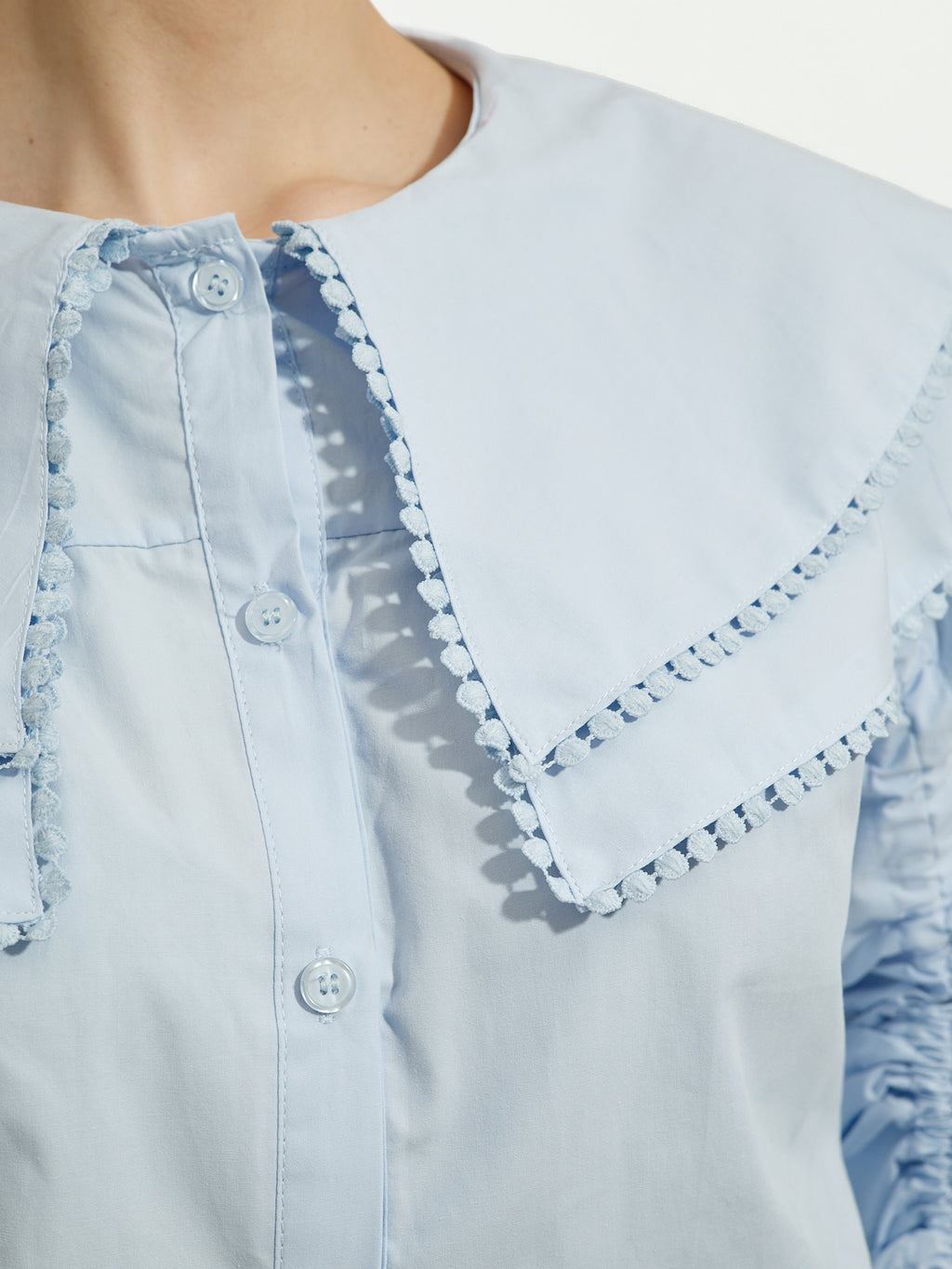 Chemise bleu pastel avec détail de col