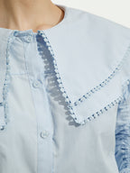 Chemise bleu pastel avec détail de col