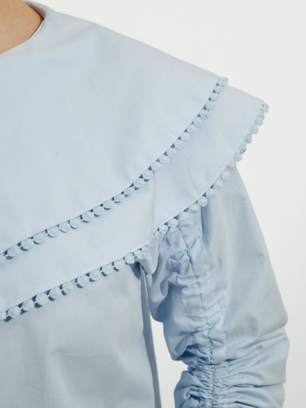 Chemise bleu pastel avec détail de col