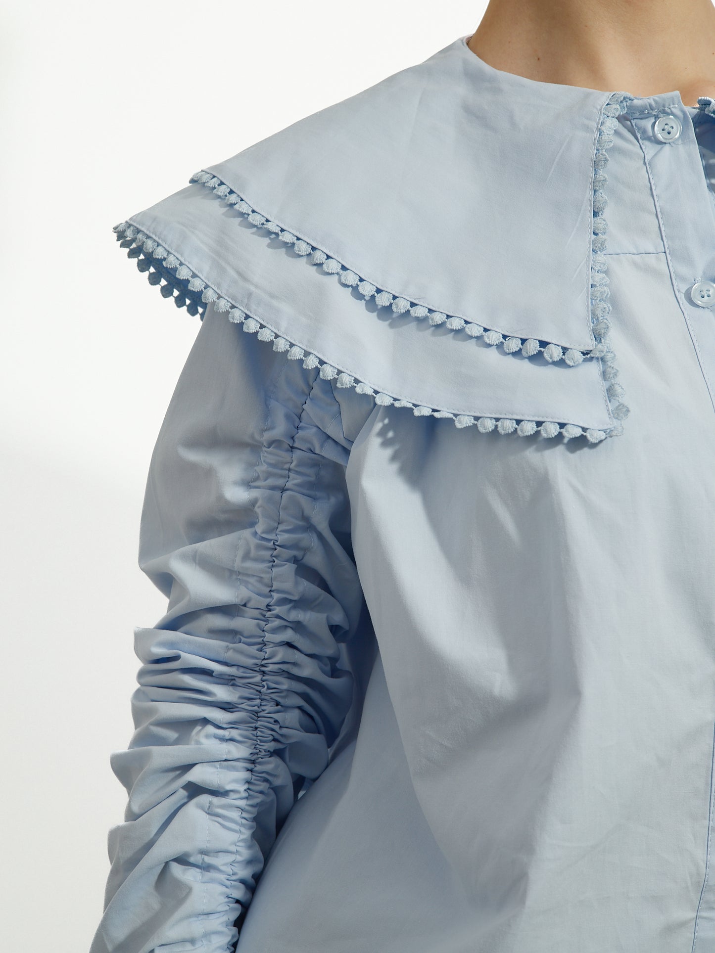 Koszula w kolorze pastelowego błękitu z kołnierzykiem