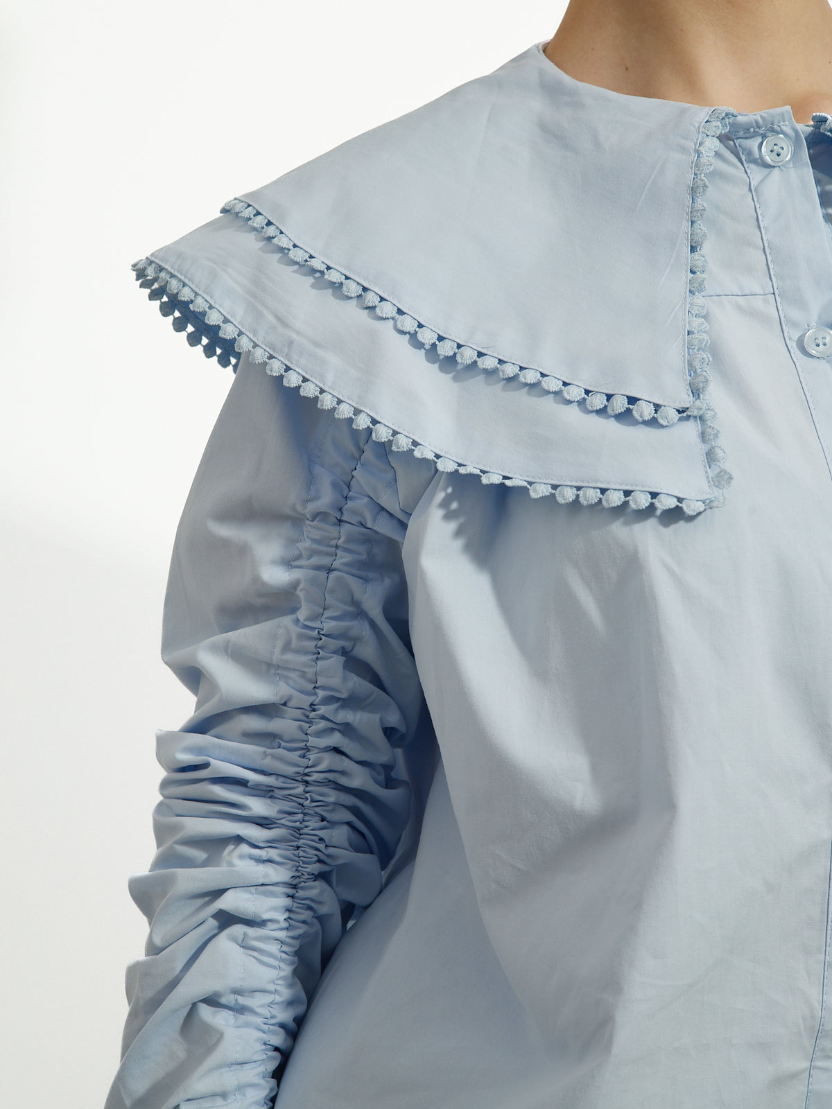 Chemise bleu pastel avec détail de col
