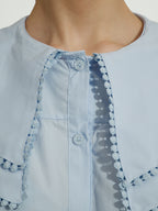 Chemise bleu pastel avec détail de col