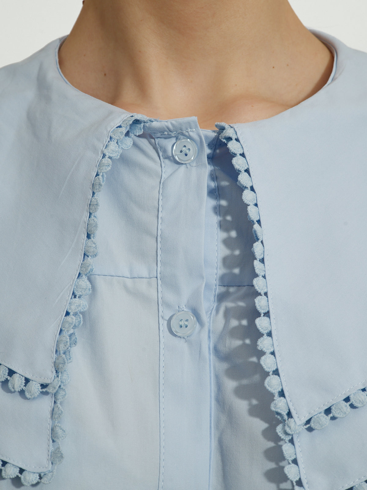 Chemise bleu pastel avec détail de col