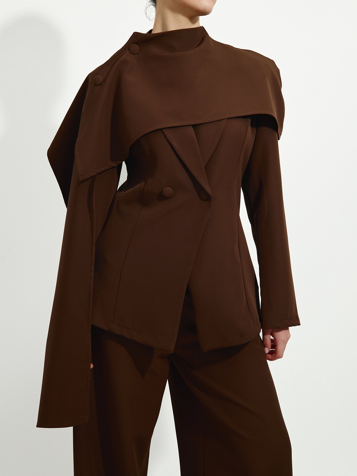 Fato Castanho Detalhe Cachecol