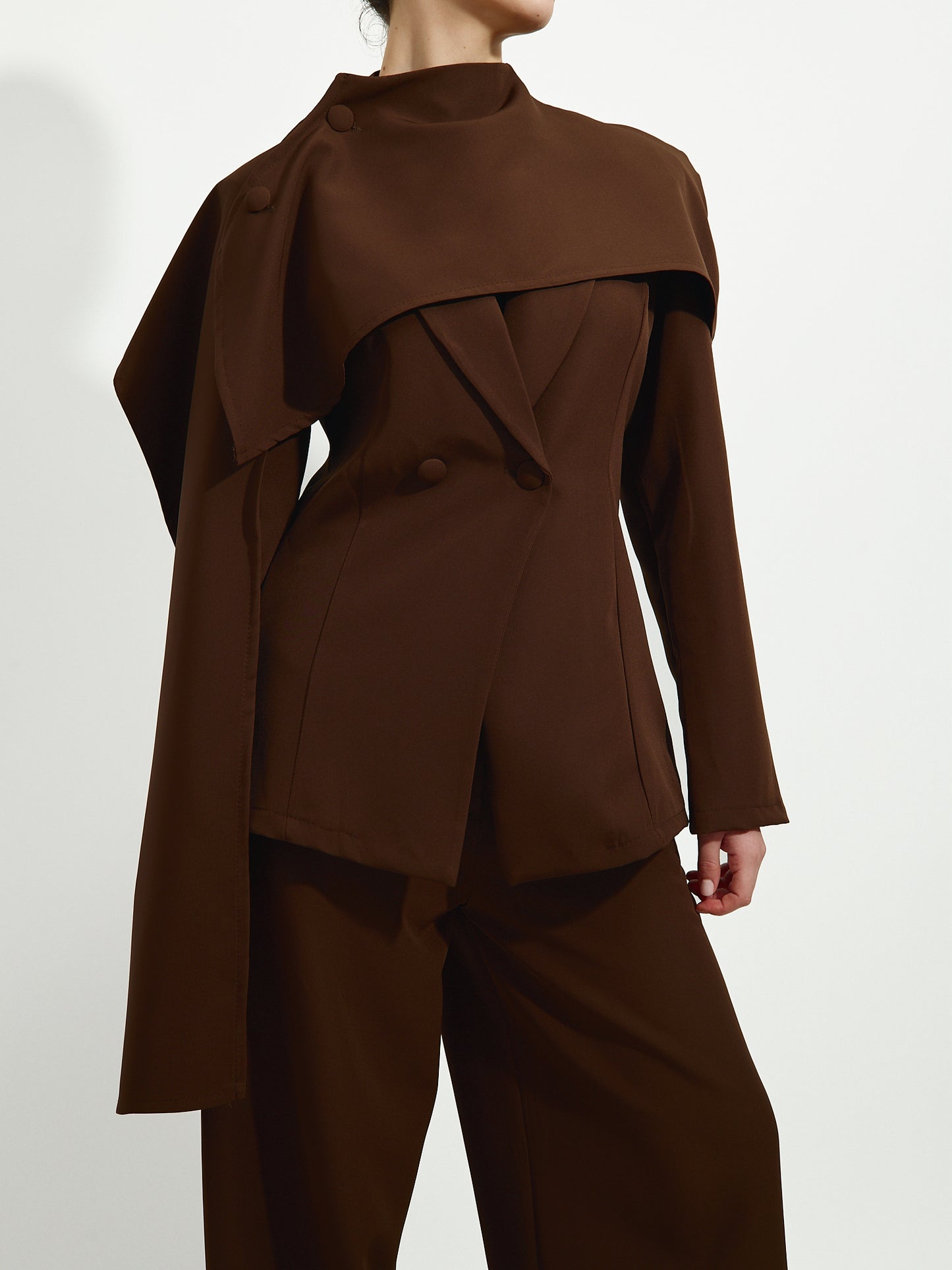 Fato Castanho Detalhe Cachecol