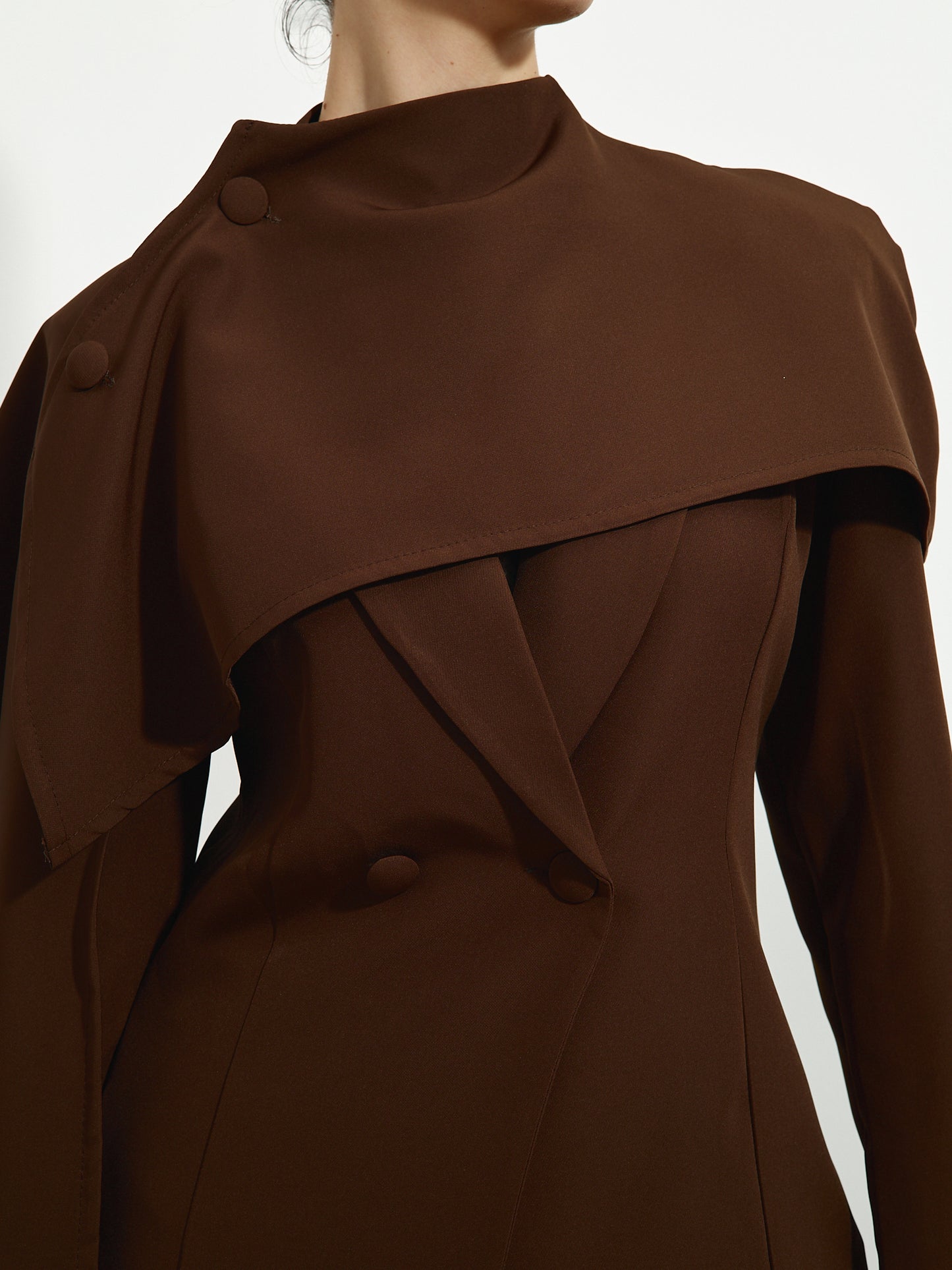 Fato Castanho Detalhe Cachecol