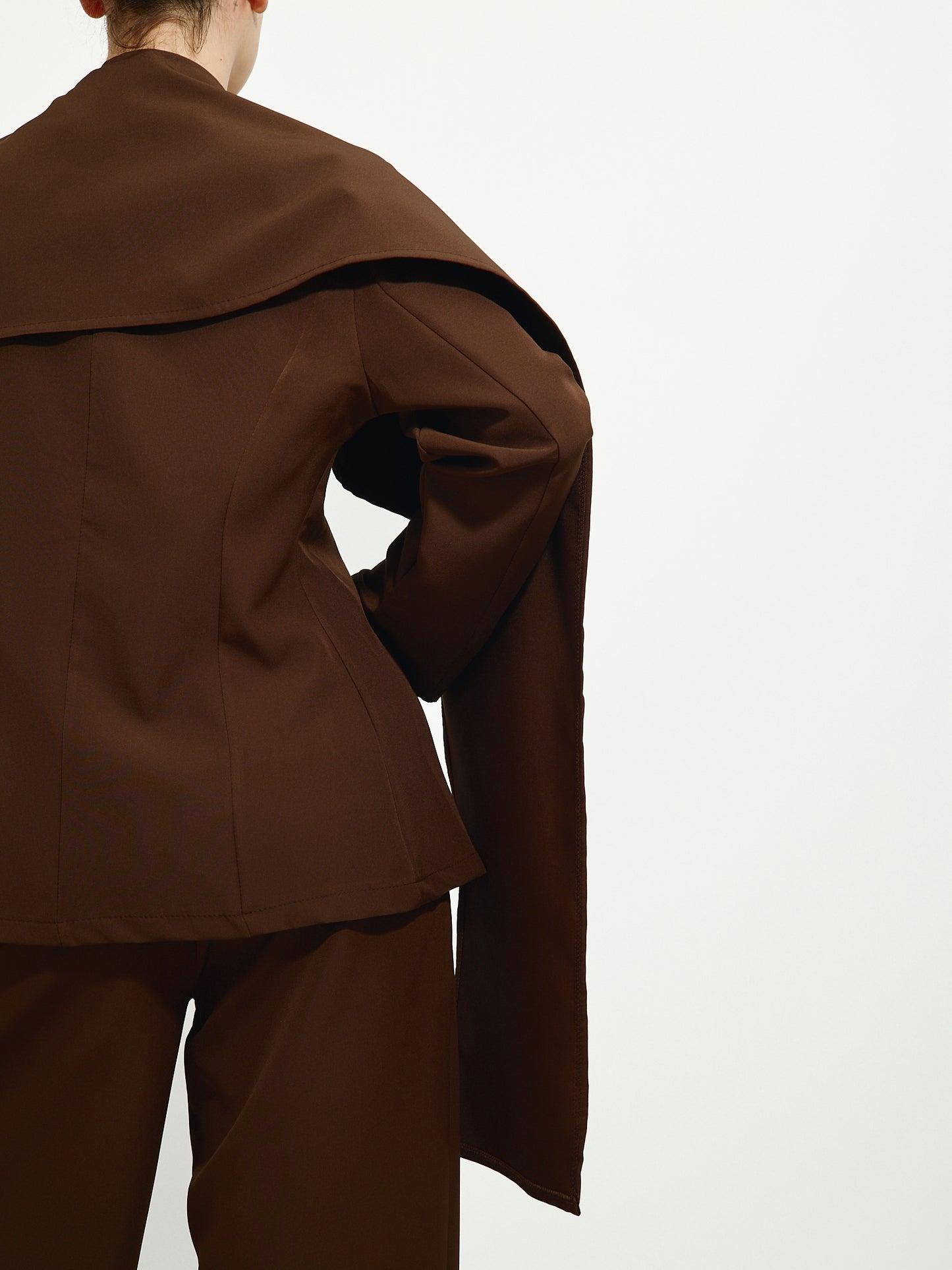 Fato Castanho Detalhe Cachecol