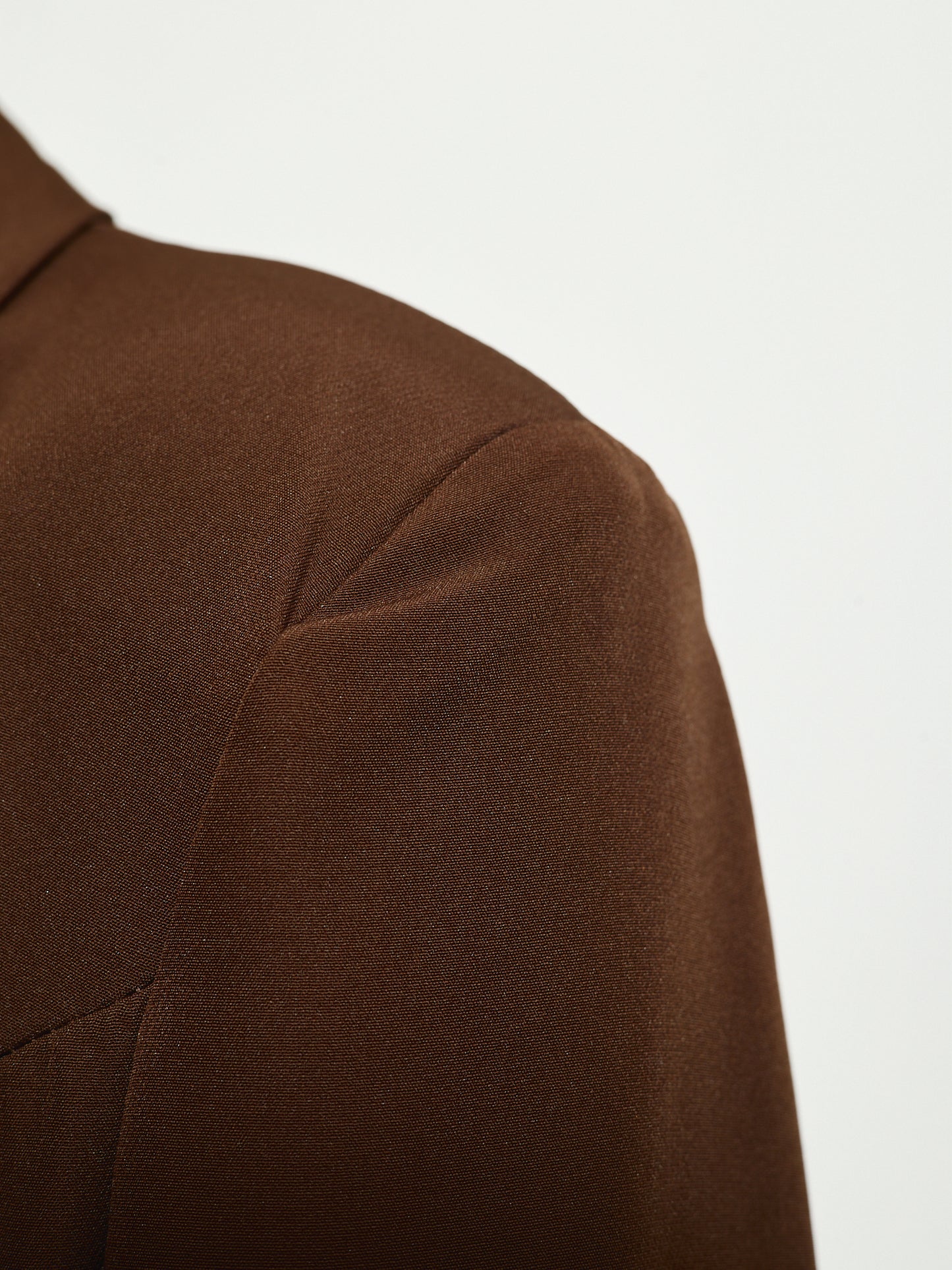 Fato Castanho Detalhe Cachecol