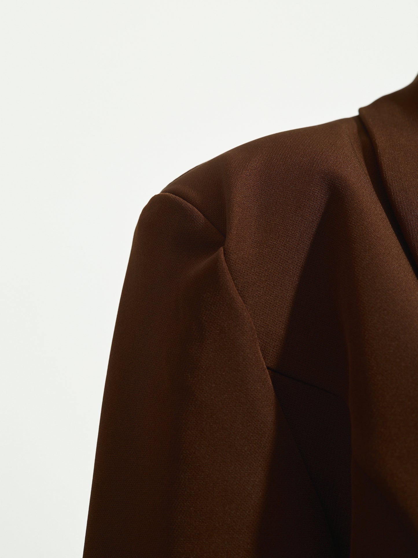 Fato Castanho Detalhe Cachecol