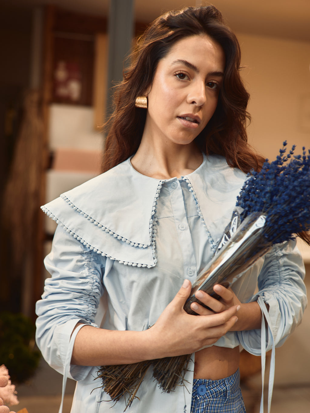 Chemise bleu pastel avec détail de col