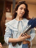 Chemise bleu pastel avec détail de col