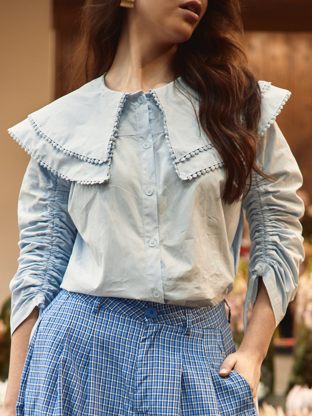 Chemise bleu pastel avec détail de col