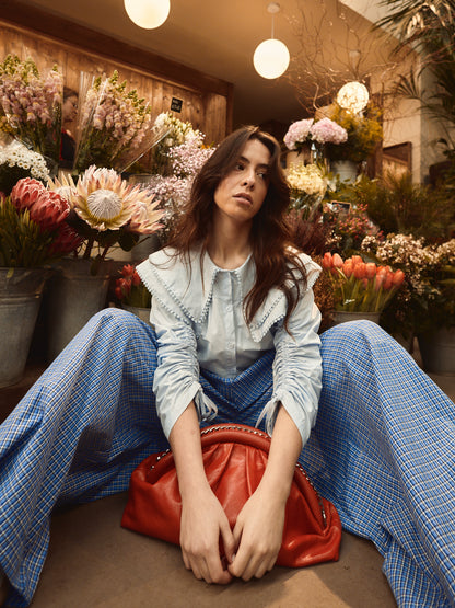 Koszula w kolorze pastelowego błękitu z kołnierzykiem