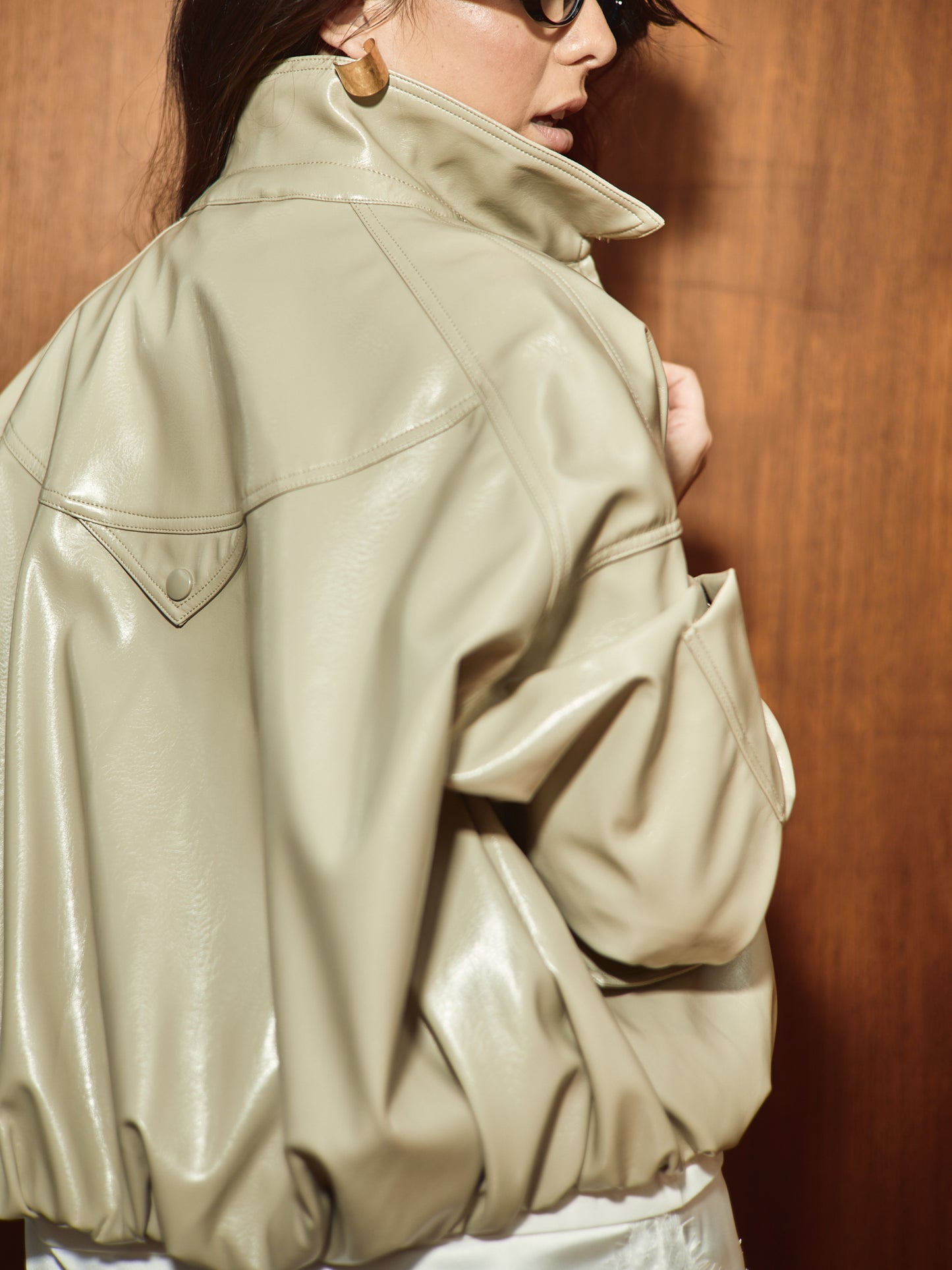 Пастельно-зелений вініловий бомбер