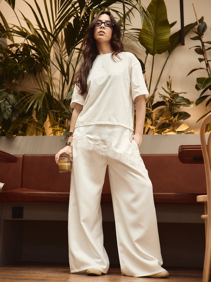 Pantaloni bianchi a gamba larga con pieghe