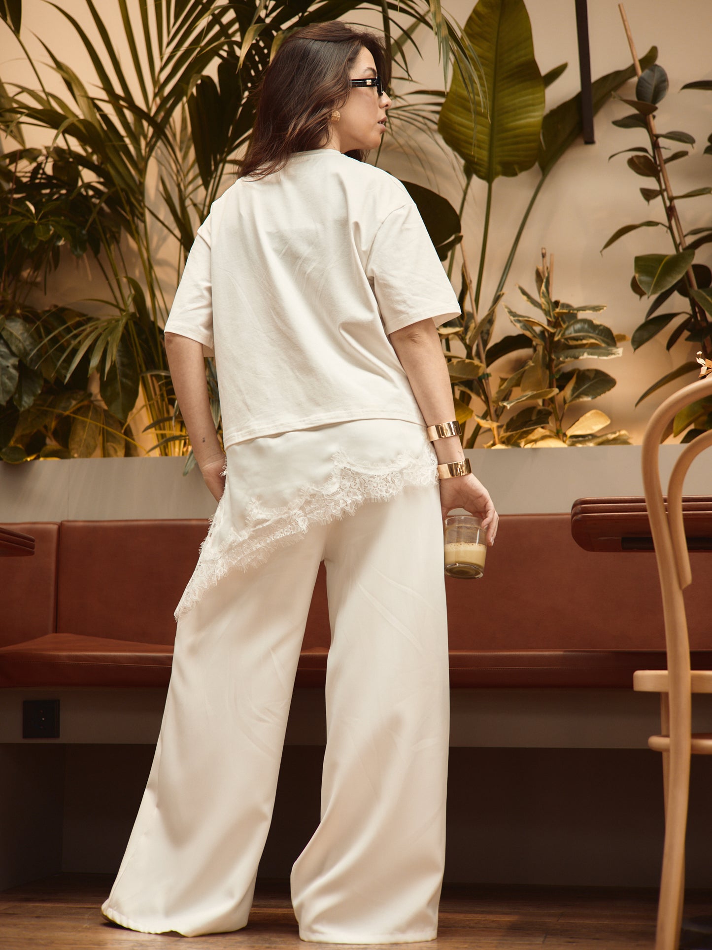 Pantaloni bianchi a gamba larga con pieghe