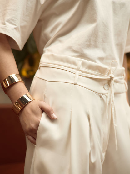 Pantaloni bianchi a gamba larga con pieghe