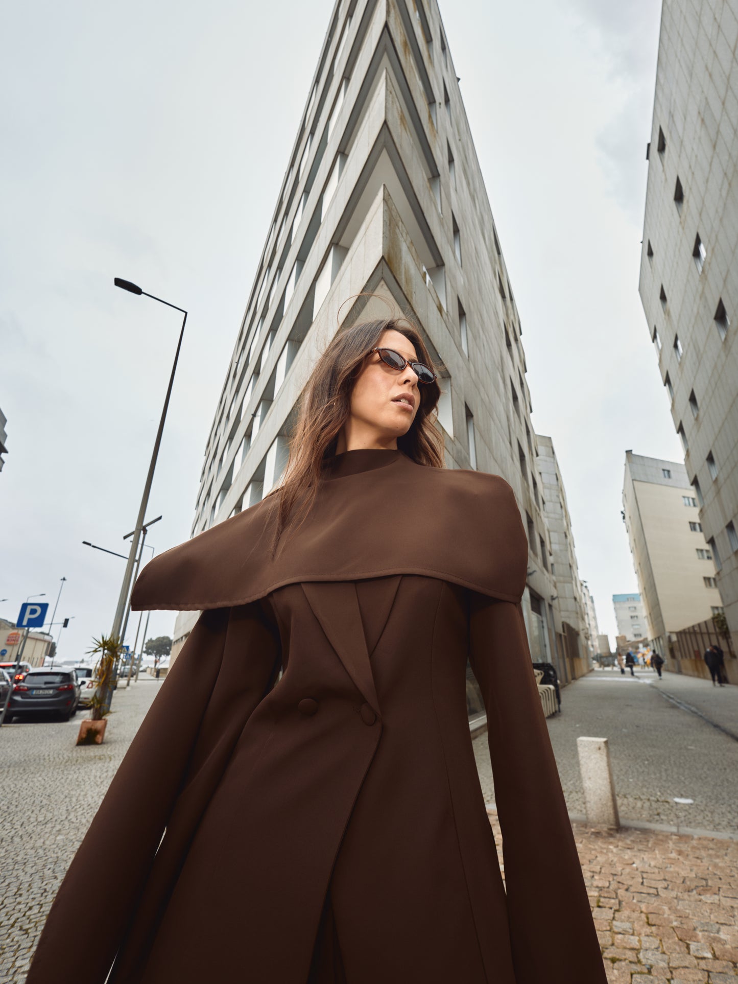 Fato Castanho Detalhe Cachecol