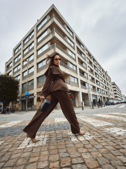 Fato Castanho Detalhe Cachecol