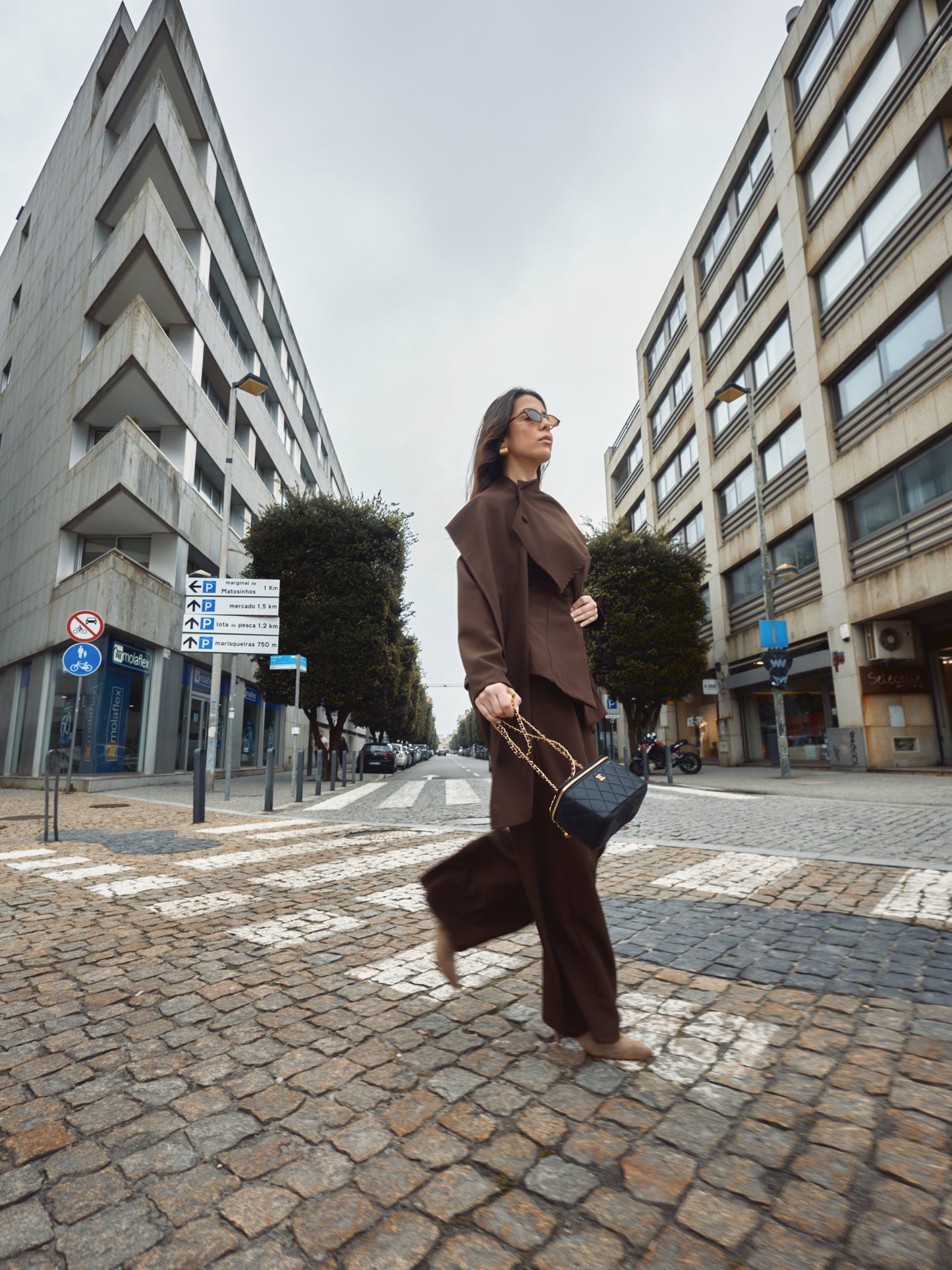 Fato Castanho Detalhe Cachecol