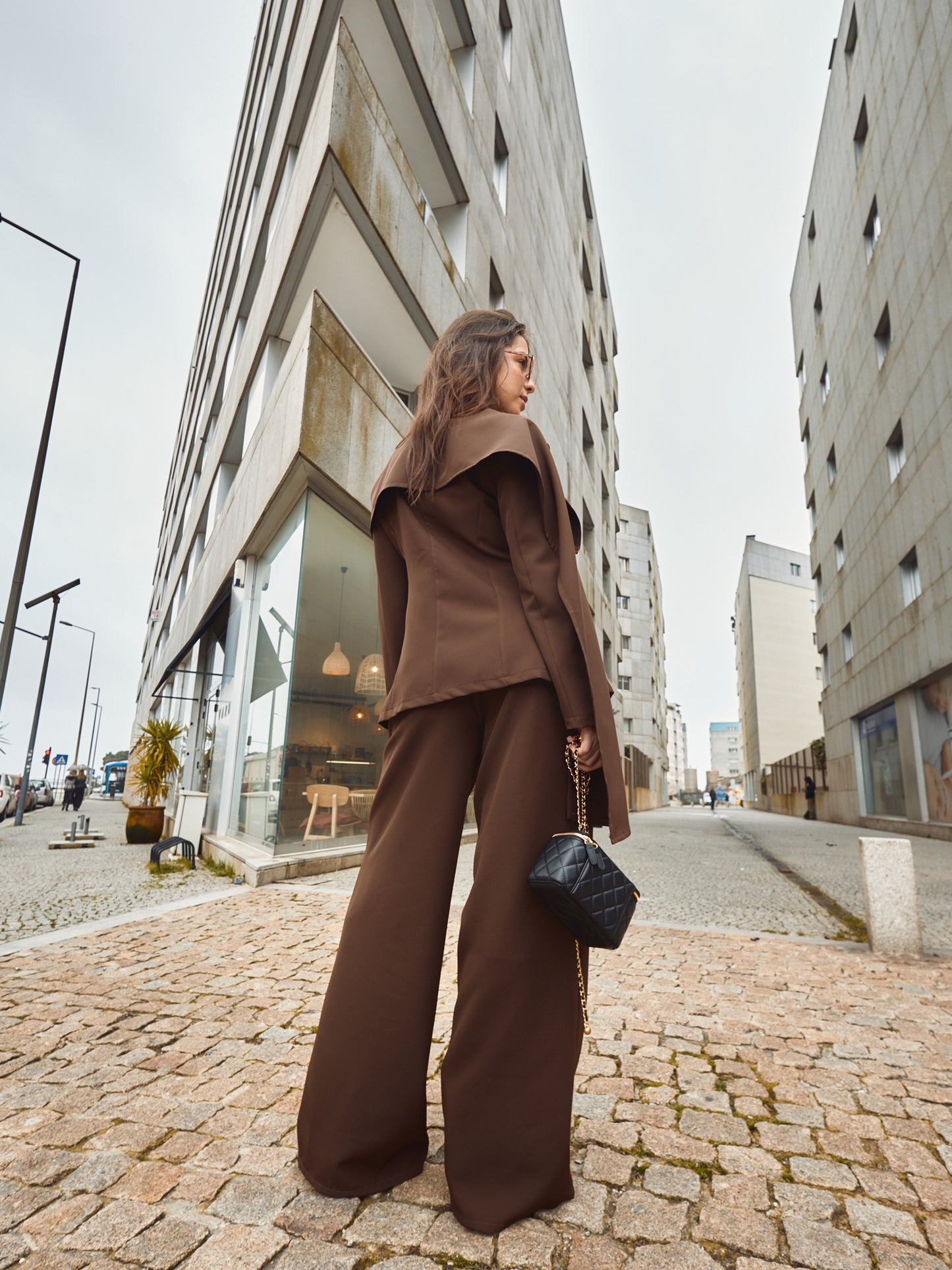 Fato Castanho Detalhe Cachecol