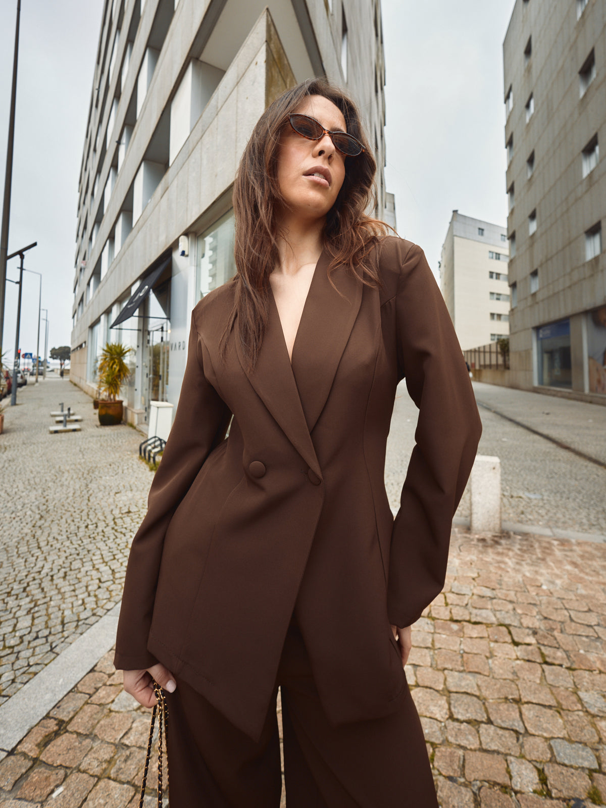 Fato Castanho Detalhe Cachecol
