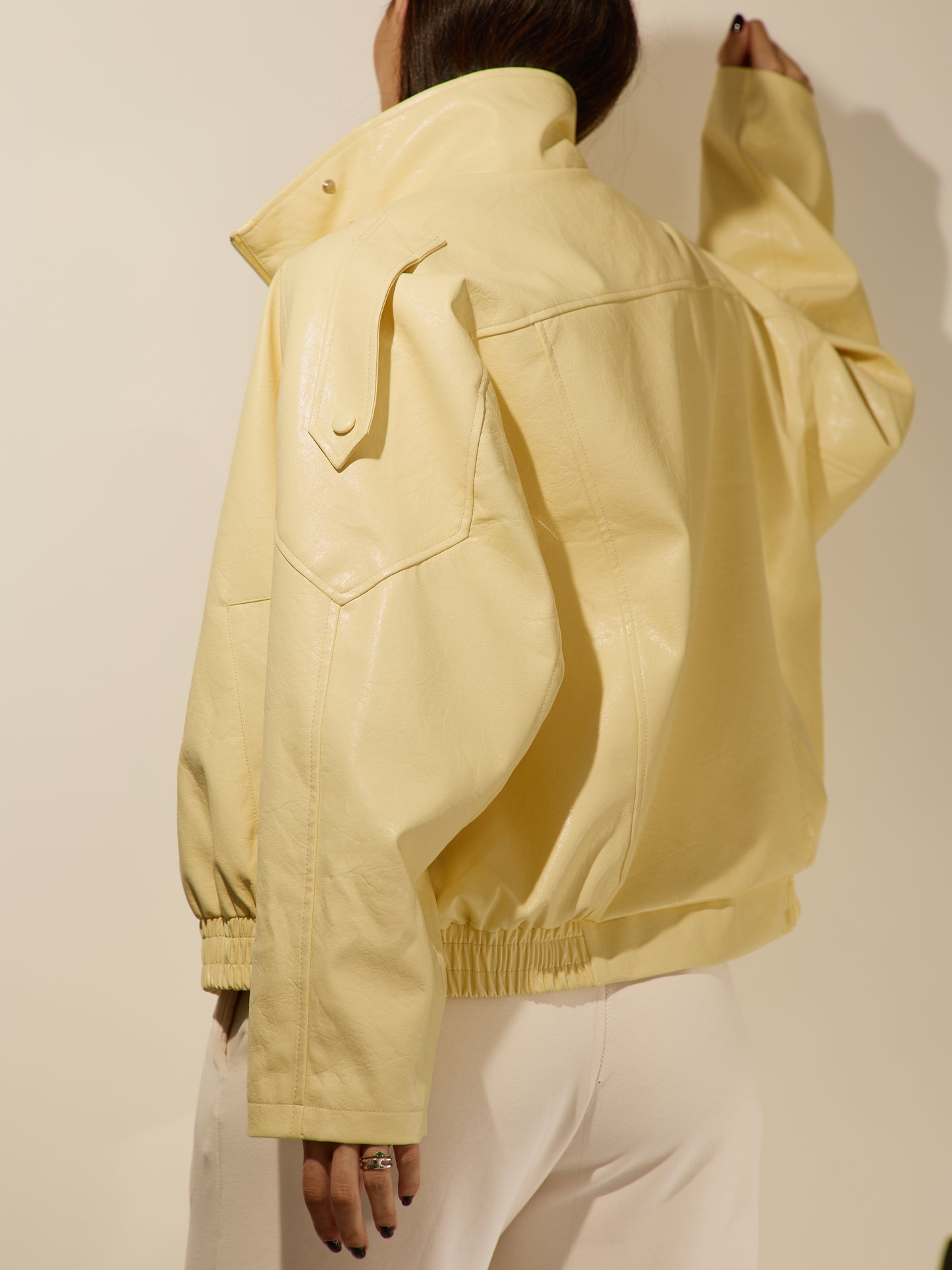 Oversize'owa kurtka ze sztucznej skóry, żółty maślany