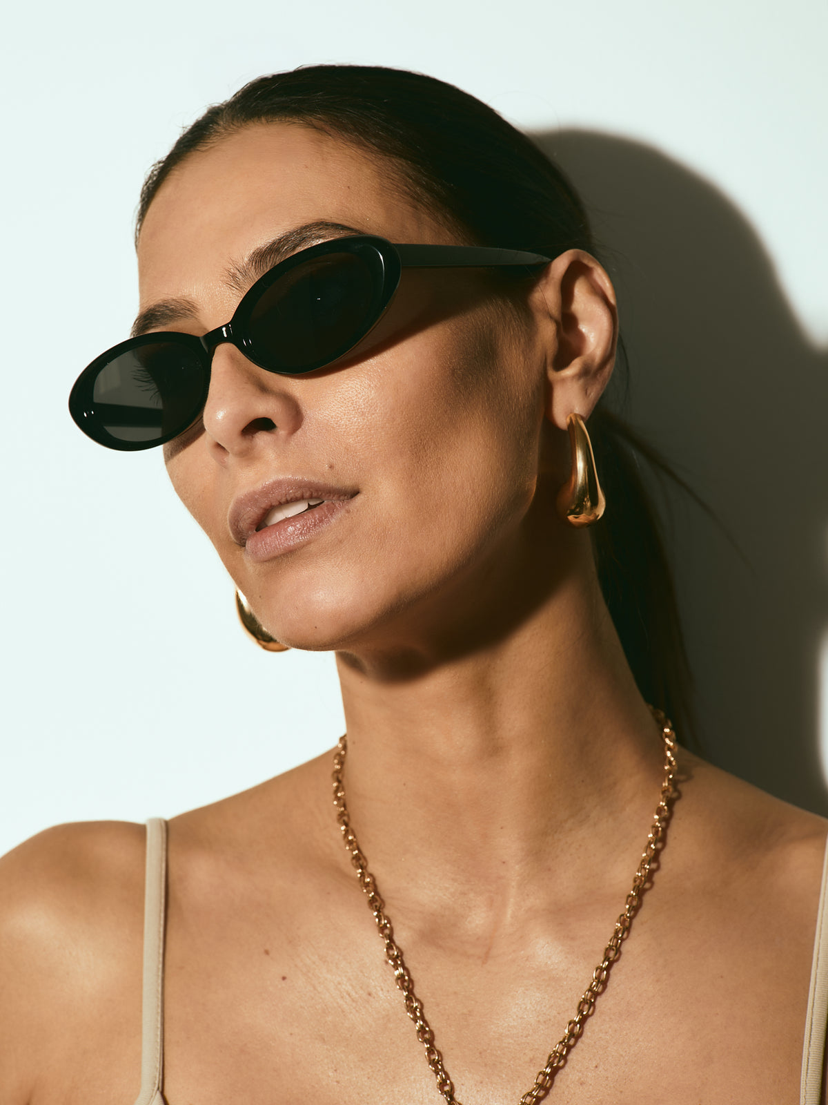 Schwarze ovale Sonnenbrille