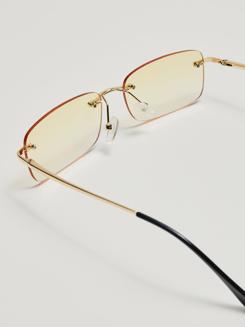 Gafas rectangulares con degradado amarillo