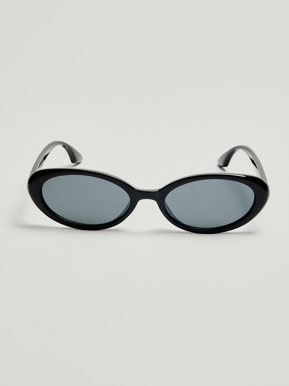 Schwarze ovale Sonnenbrille