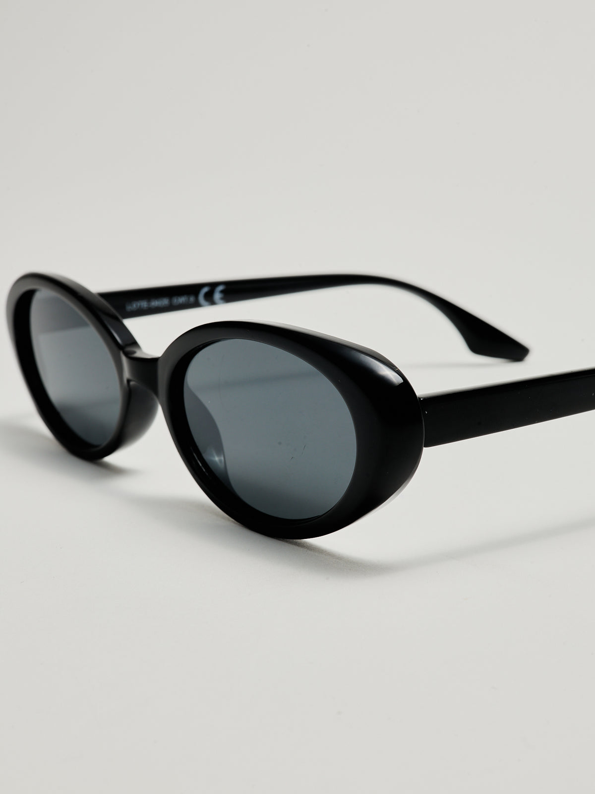 Lunettes de soleil ovales noires