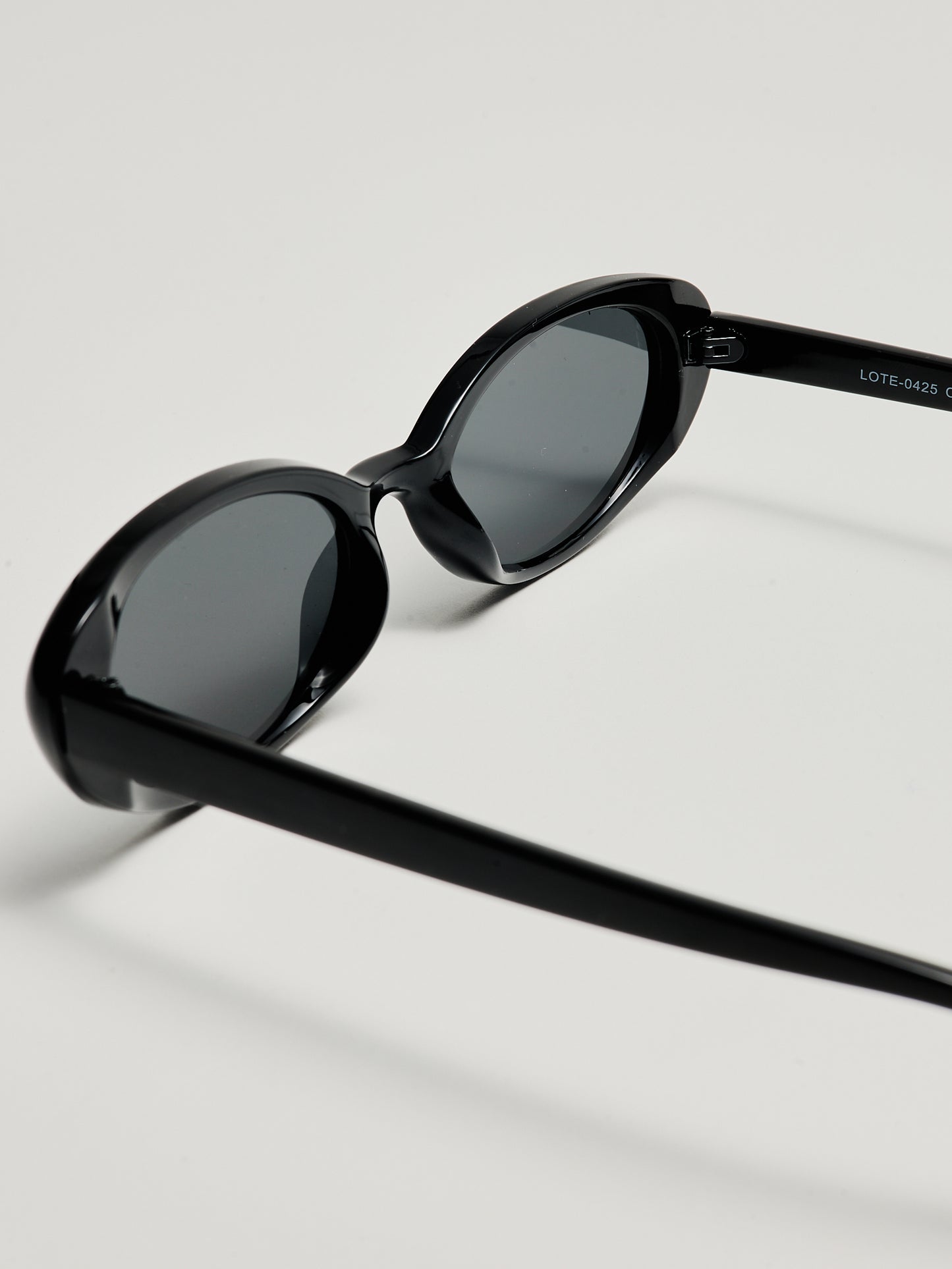 Óculos de Sol Ovais Preto