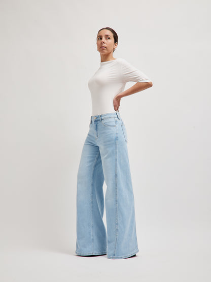 Jeans pierna ancha mezclilla ligera