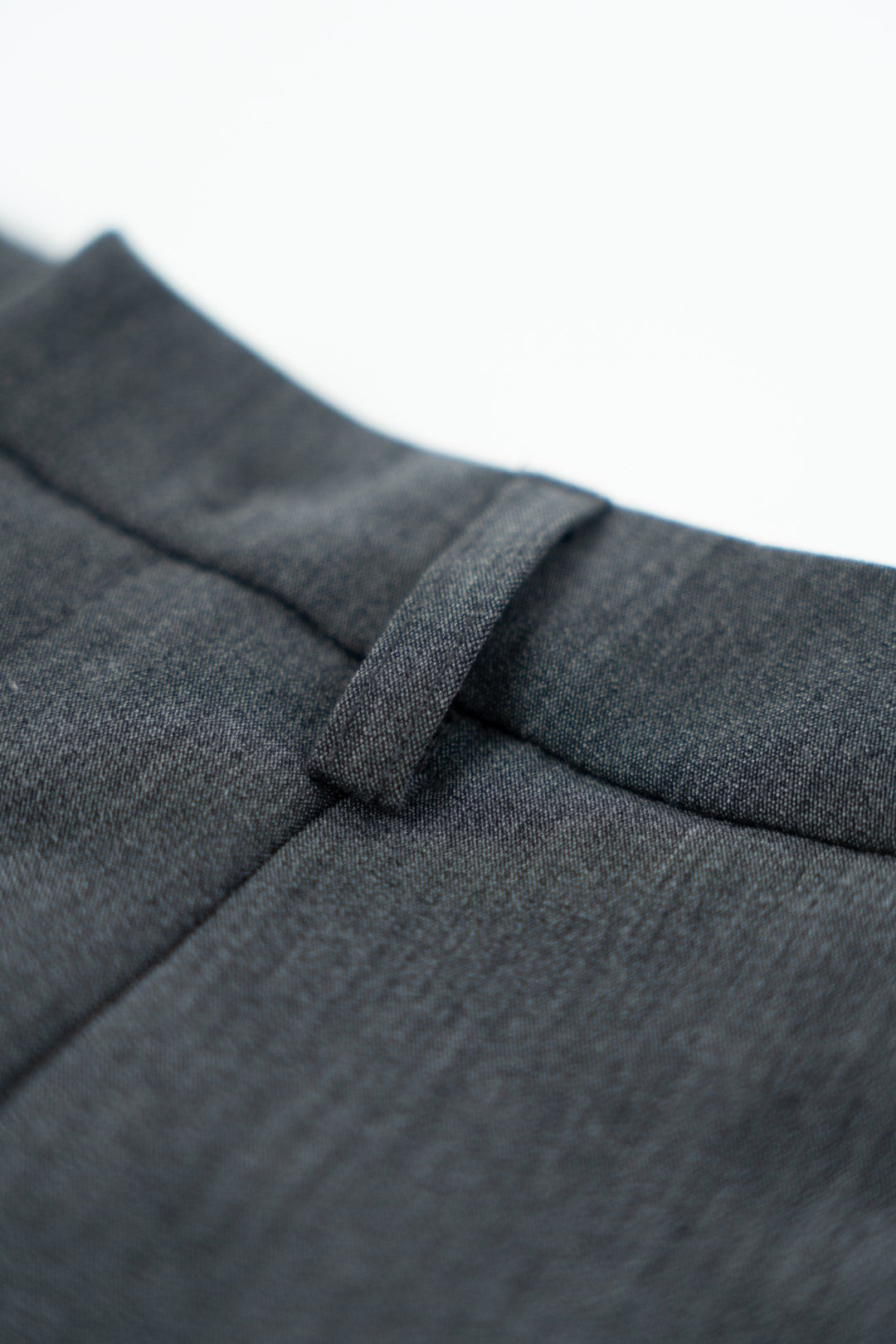 Graue, maßgeschneiderte Hose