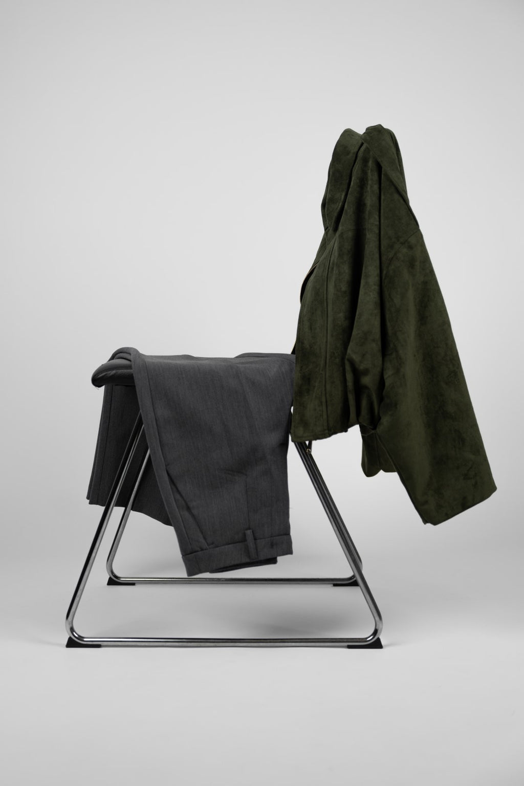 Graue, maßgeschneiderte Hose