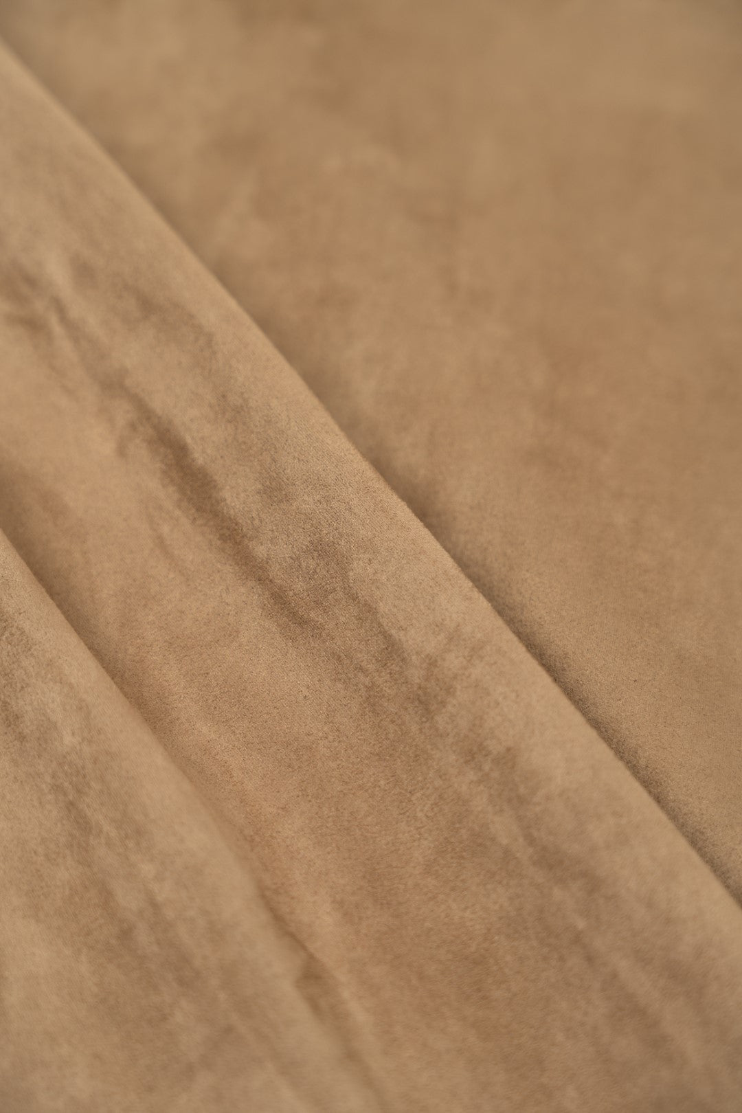 Spodnie dopasowane ze skóry brzoskwiniowej.